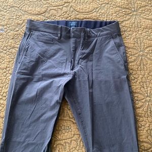 J.Crew men’s slim tech pants in gray size 30x34 - EUC!